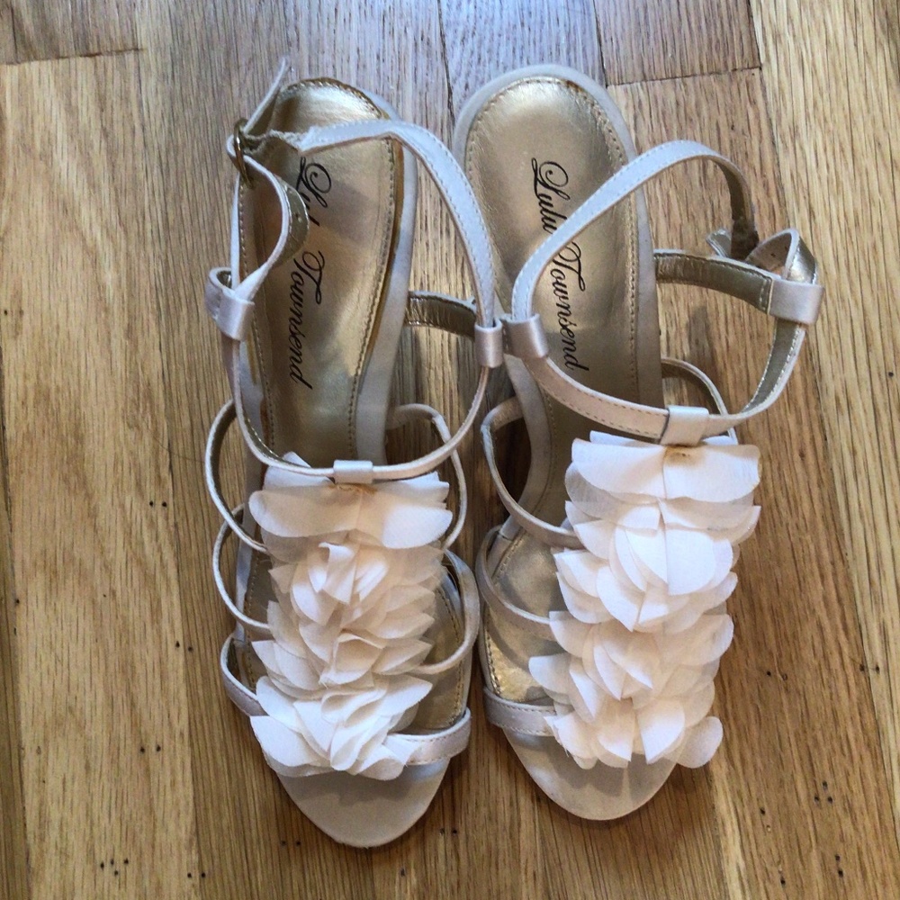 HP💝LuLu Townsend Ivory sz 7 petal accent 3” heel - Picture 7 of 7
